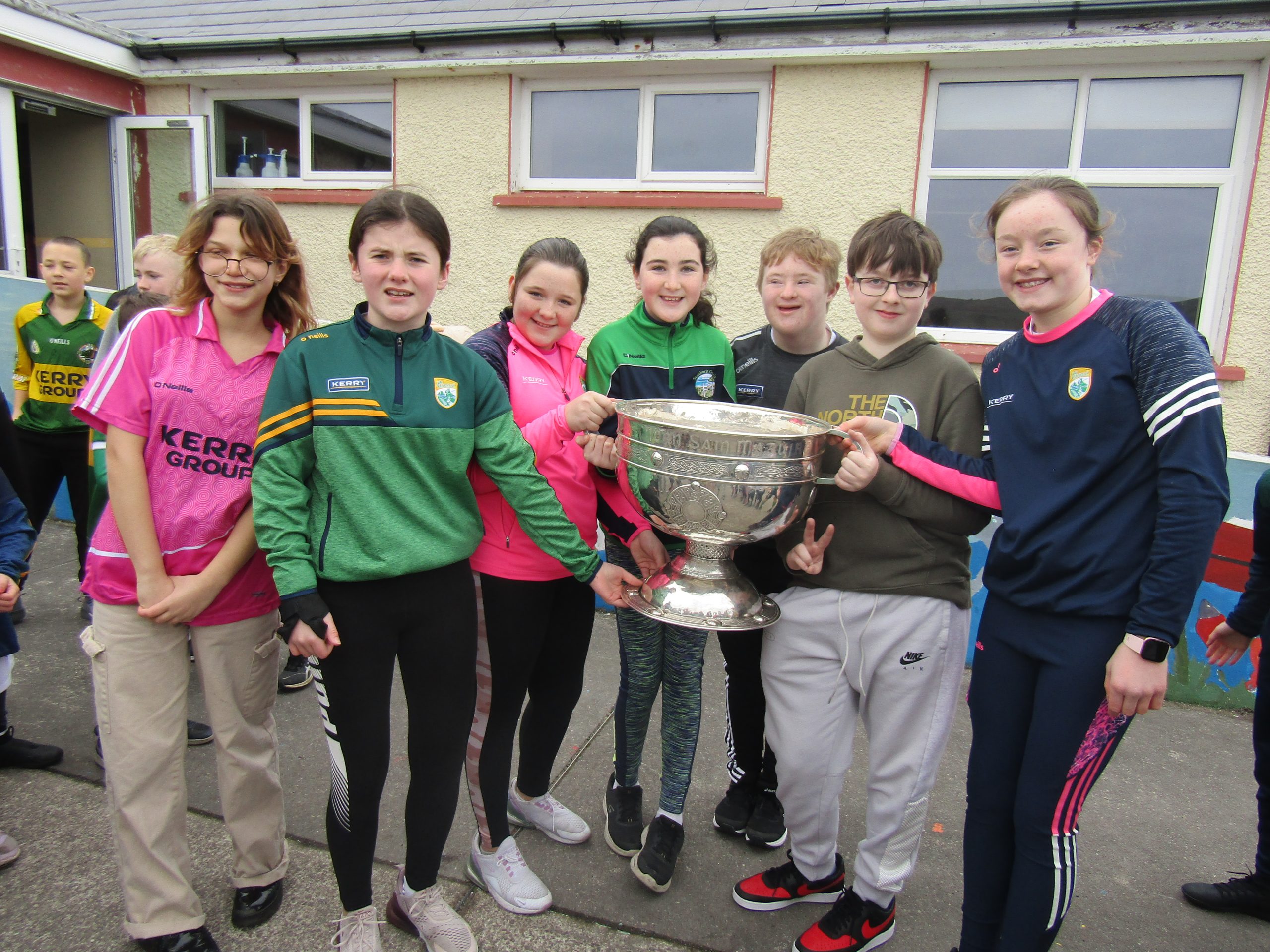 Sam Maguire welcomed to Scoil Bhreanainn. Thank you to PJ Reidy for giving the pupils the opportunity to hold Sam Maguire. Ciarrai Abu!
